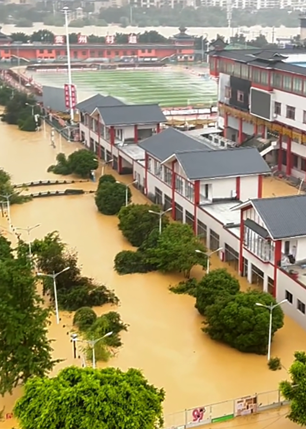 榕江县城被淹，远处的村超足球场在10分钟内被洪水包围。视频截图