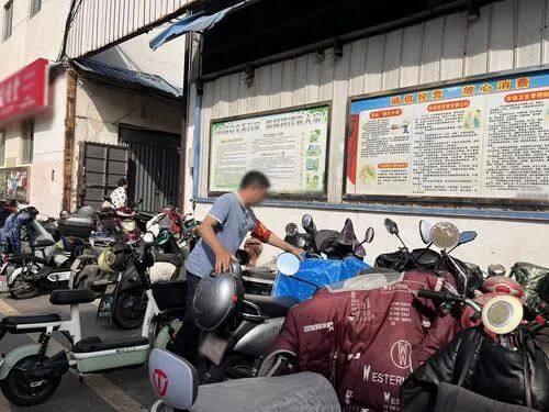 男子吸毒28年耗尽千万家产,如今在菜市场当保安