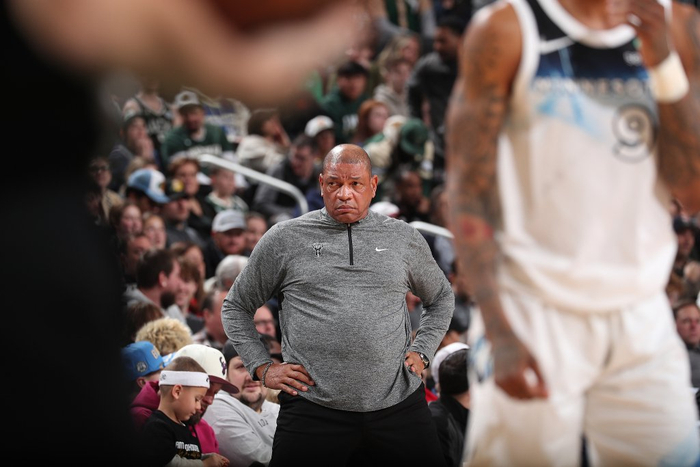 里弗斯身穿运动装执教。