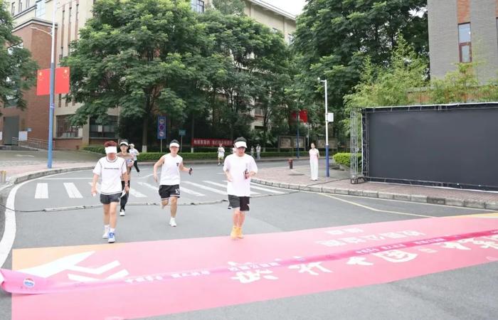 选手抵达终点