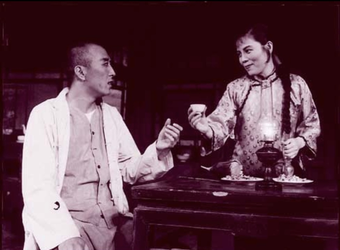 1957年，《骆驼祥子》首演剧照 ，当时刚从上海调入北京的舒绣文（右）饰演虎妞、李翔（左）饰演祥子