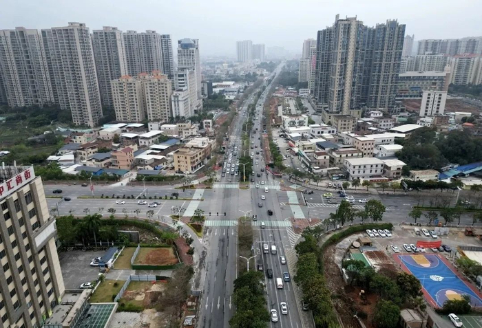 双山路与茂名大道交汇口。