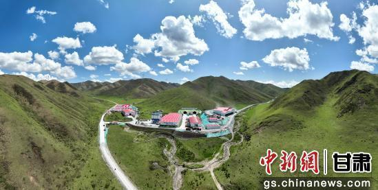 图为G1816乌玛高速合赛HS3标项目施工现场。受访者供图