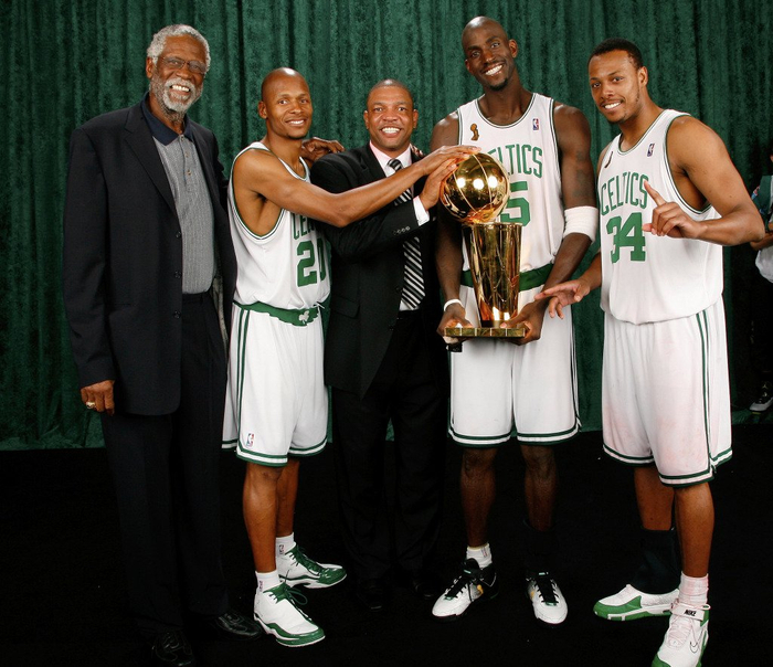 率领凯尔特人夺冠时，里弗斯还身穿西装。