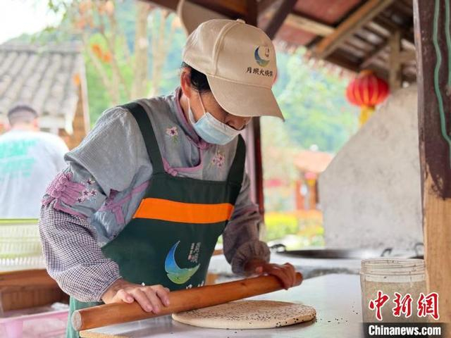 6月25日，月坝村村民正在为制作火烧馍擀面。杨予頔 摄