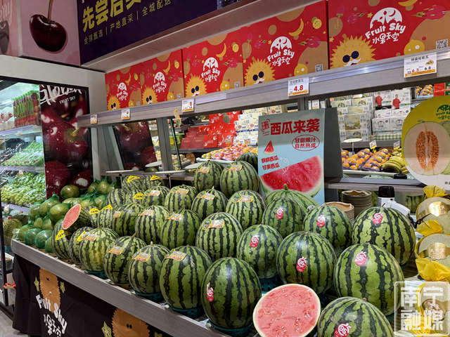 水果店鲜果品种丰富。记者 卢丽婷 摄