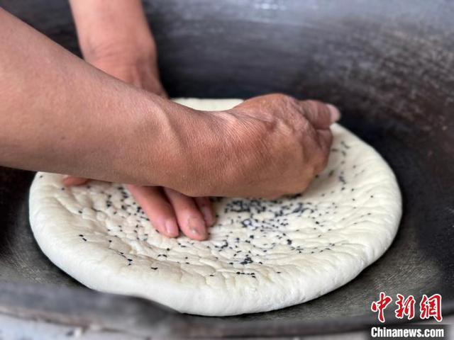 6月25日，月坝村村民正在为火烧馍定型。杨予頔 摄