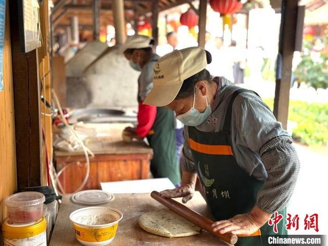 6月25日，月坝村村民正在为制作火烧馍擀面。杨予頔 摄