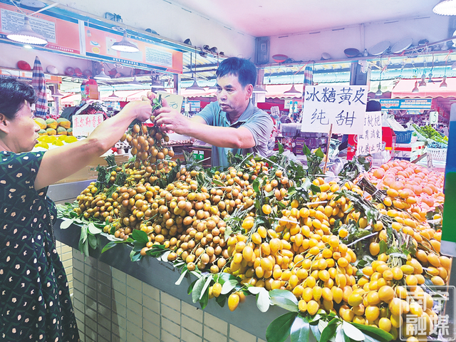 市民在选购黄皮果。记者 黎兆齐 摄