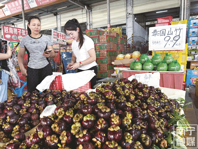 热带水果受追捧。 记者 卢丽婷 摄