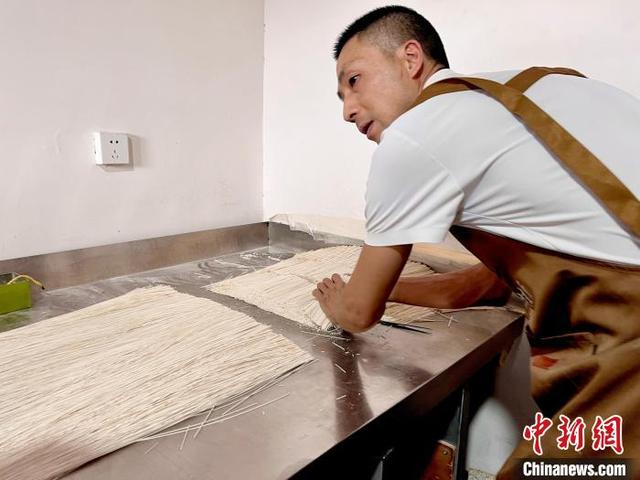 6月23日，陈立亮在家中封装挂面。王利文 摄