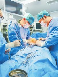 　　帮扶医疗队专家正在当地医院进行手术。