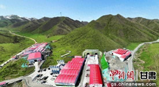 图为中交一公局集团承建的拉木鲁克喀隧道。受访者供图