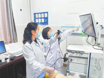 帮扶医疗队成员正在指导当地医生进行气管镜模拟练习。