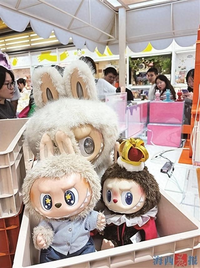 SM城市广场泡泡玛特店铺展示的LABUBU大玩偶形象。记者 叶子申 实习生 叶桑宇 摄