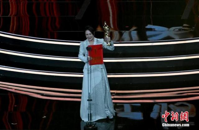 资料图：图为马丽在颁奖典礼上。中新社记者 安源 摄