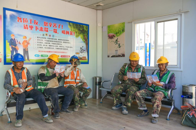 6月11日，中铁十二局工人在河北雄安新区启动区西北片区小学项目建设工地的职工驿站内纳凉。新华社记者 牟宇 摄