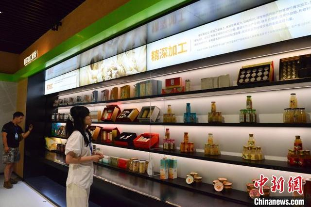6月26日，参观者在古田食用菌文化博览中心参观企业生产的初加工和精深加工产品。中新社记者 张斌 摄
