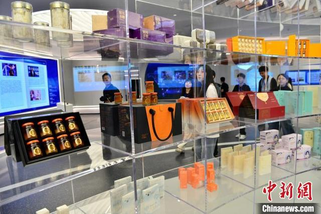 6月26日，参观者在古田食用菌文化博览中心参观菌业企业科技研发产品。中新社记者 张斌 摄