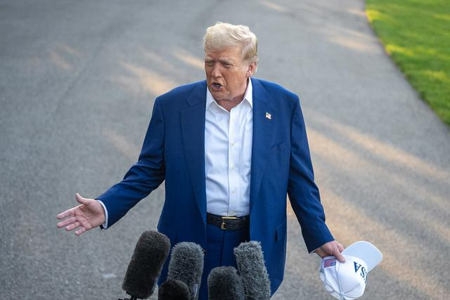 6月24日，在美国华盛顿白宫，美国总统特朗普在南草坪登机前回答记者提问。 新华社 图