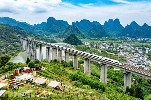 动车穿行在桂林市阳朔县兴坪镇白山底村的幸福源水库。通讯员 黄胜林 摄（资料图）