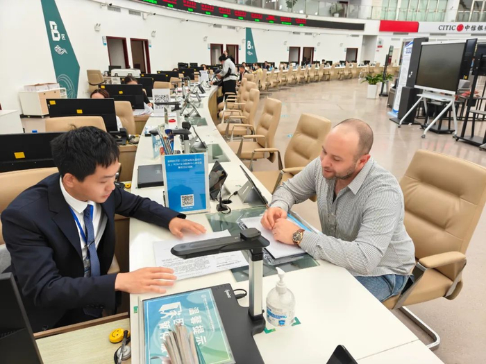 法籍投资人Marc咨询业务办理流程。 昆明片区综合服务中心供图