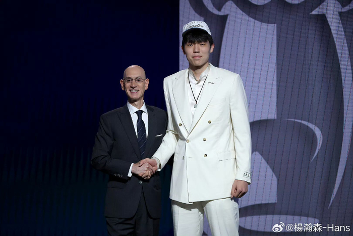 第16顺位中选后，杨瀚森与NBA总裁萧华合影/图片来源：杨瀚森微博