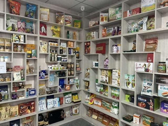 6月25日，新疆维吾尔自治区吐鲁番欧佰青创园，欧佰电子商务有限公司内展示的各种农副产品。中青报·中青网记者 贾骥业/摄