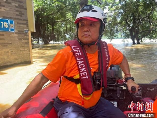 图为王连东正在进行水上救援。陈梅 摄