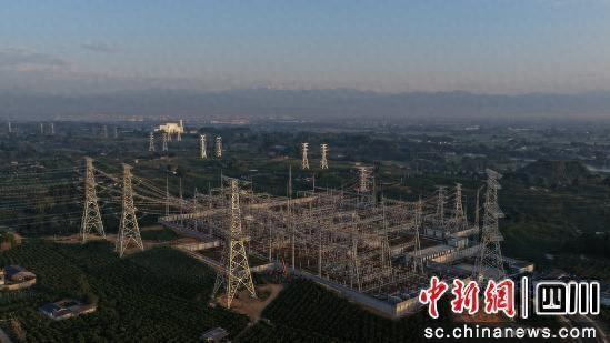 成都邛崃500千伏变电站全景。陈翔摄