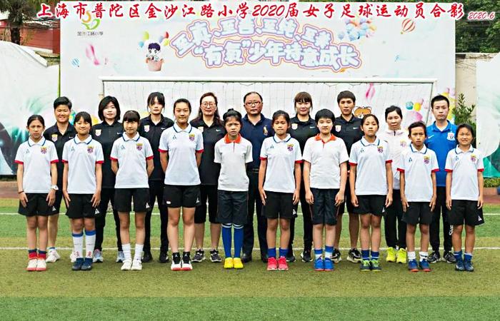 第一排:许桓钰(左三)、刘梓贤(右五) 本文图片 上观新闻