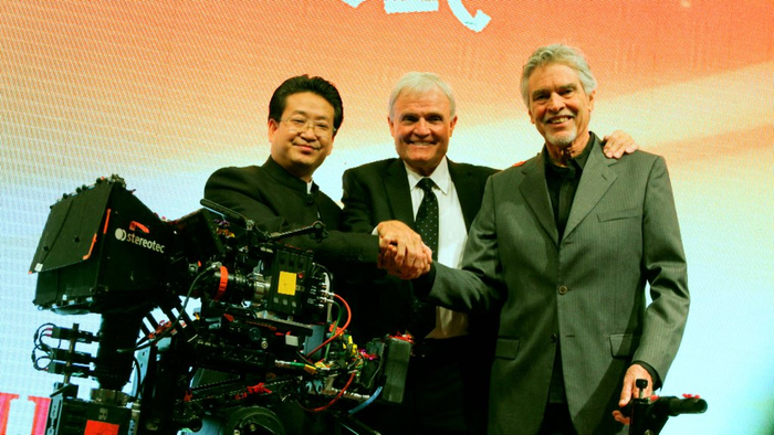 开机仪式上，杨书华导演（左）与恰克·康米斯基（右）、凯斯·梅林（中）合影。 