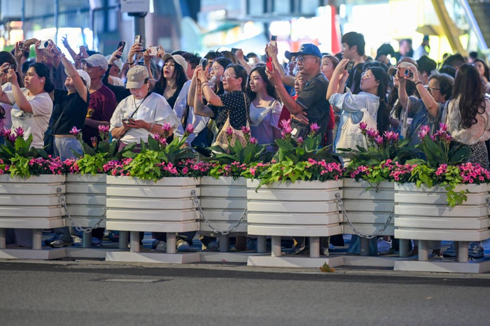 6月26日晚，众多慕名而来的市民游客聚集在上海石门一路。澎湃新闻记者 朱伟辉 图