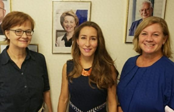 伊娃·瓦莱·拉加雷斯（中） 欧盟资料图 