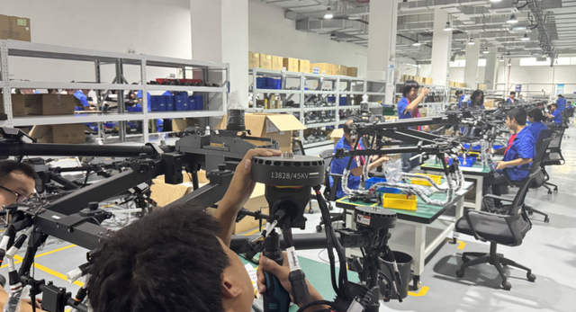 联合飞机集团产线上的组装工人正在组装农业无人机。陆颖 摄