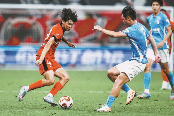             李新翔（左）带球突破  本报记者  李铭珅  摄          