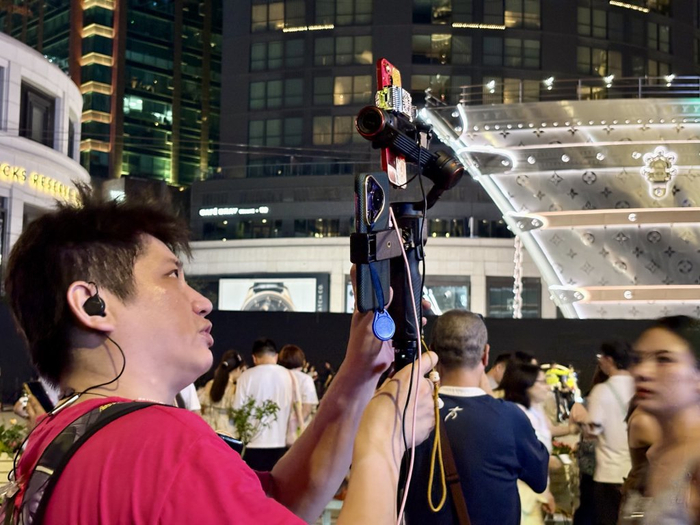 6月26日晚，直播“巨轮”现场。澎湃新闻记者 陈悦 图