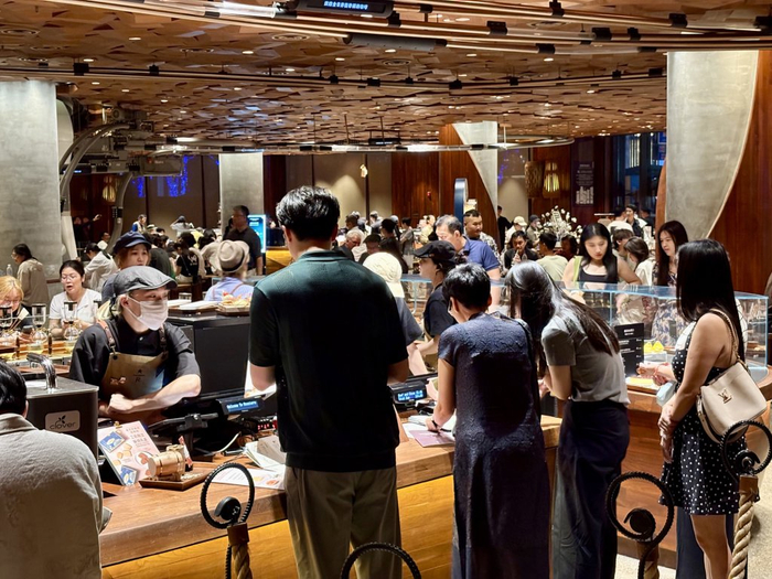 6月26日晚9点后，星巴克门店依然客满。澎湃新闻记者 陈悦 图