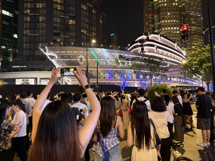 6月26日晚，众多游客在上海吴江路石门一路路口打卡巨轮。澎湃新闻记者 陈悦 图