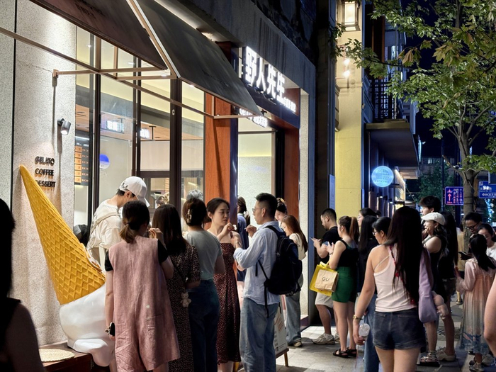 6月26日晚，茂名北路的一家冰淇淋店 门口，顾客在排队。澎湃新闻记者 陈悦 图