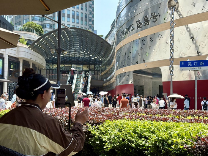 6月27日，有主播在巨轮附近直播卖货。澎湃新闻记者 陈悦 图