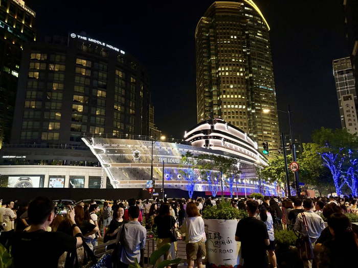 6月26日晚，众多游客在上海吴江路石门一路路口打卡巨轮。澎湃新闻记者 陈悦 图