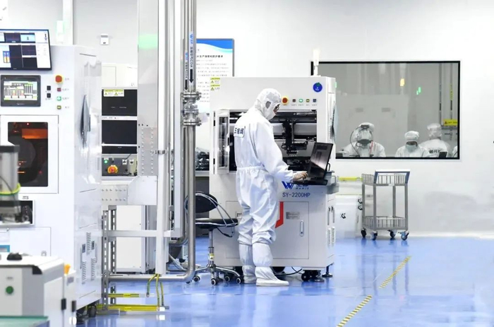 在圣昊光电，工作人员正在进行芯片产品的测试。摄/张震