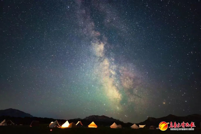 在凌晨两点的乌市秘境星空营地，亮着星空爱好者们的几盏帐篷灯，与星空融为一体形成独特夜景。 （受访者供图）