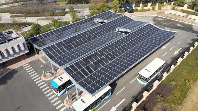 上海前滩光储充公交枢纽配备了2台快充设备，智能柔性充电弓能在10分钟内完成公交车辆的自动充电。 受访者 供图