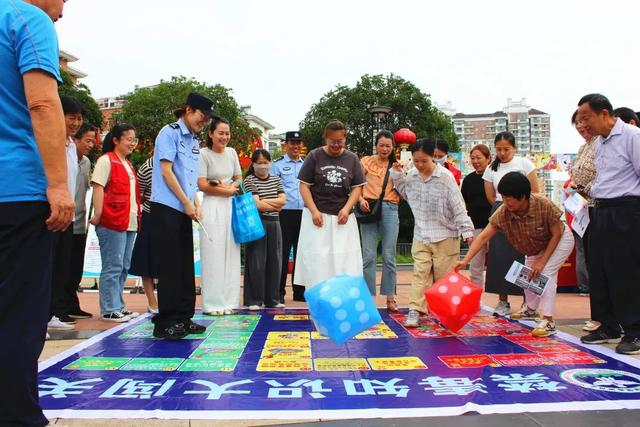 ▲主题书法展、知识大闯关……6月24日，巢湖市公安局禁毒大队联合健康西路社区在信泰广场开展国际禁毒日宣传活动。