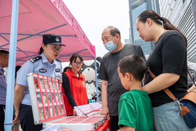 ▲6月26日，蜀山分局民警来到之心城购物广场开展禁毒宣传活动，向过往群众科普禁毒知识。