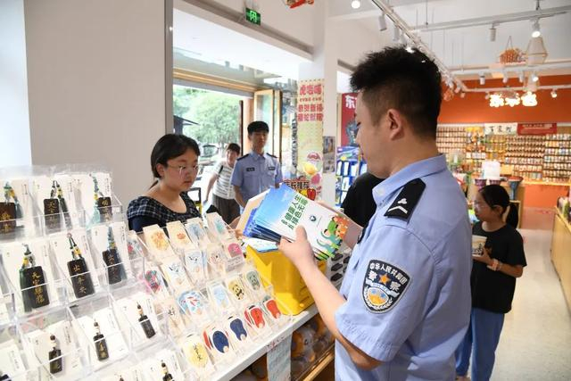 ▲6月26日，高新分局联合高新综治中心、禁毒办、戒毒所、天乐社区、惠普社工走进半边街，对商家进行禁毒与反诈宣传。