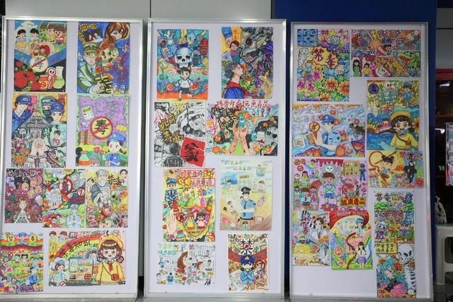 ▲6月26日下午，庐阳分局刑警大队联合逍遥津派出所在四牌楼地铁站举办禁毒主题书画作品展，向过往乘客讲解禁毒知识。