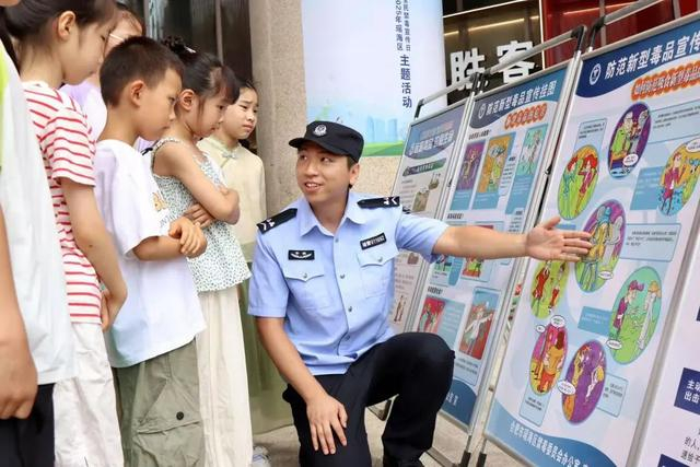 ▲6月26日，瑶海分局联合多部门在瑶海区吾悦广场组织户外宣传活动。民警邀请同学们参与答题互动，寓教于乐，宣传禁毒知识。